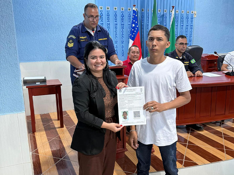 Prefeitura de Ipixuna e Marinha do Brasil realizam entrega de carteiras para motoristas fluviais