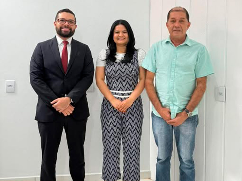 A prefeita Paula Augusta e o presidente da Câmara Municipal, Altemir Saraiva, receberam hoje o novo Promotor de Justiça Substituto, Dr. José Ricardo Moraes da Silva, titular da Promotoria de Justiça de Ipixuna-AM.