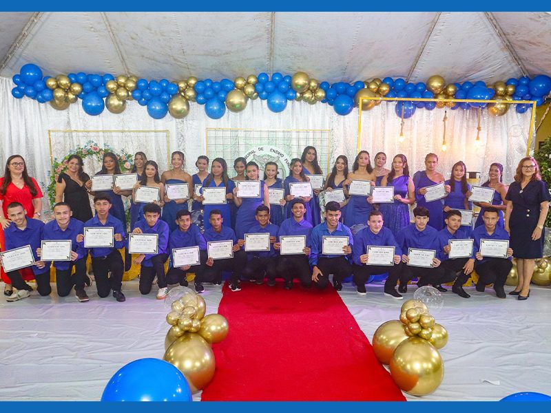 Na última sexta-feira (12), a Escola Municipal Juscelino Kubitschek realizou a formatura dos alunos do 9º ano do Ensino Fundamental II